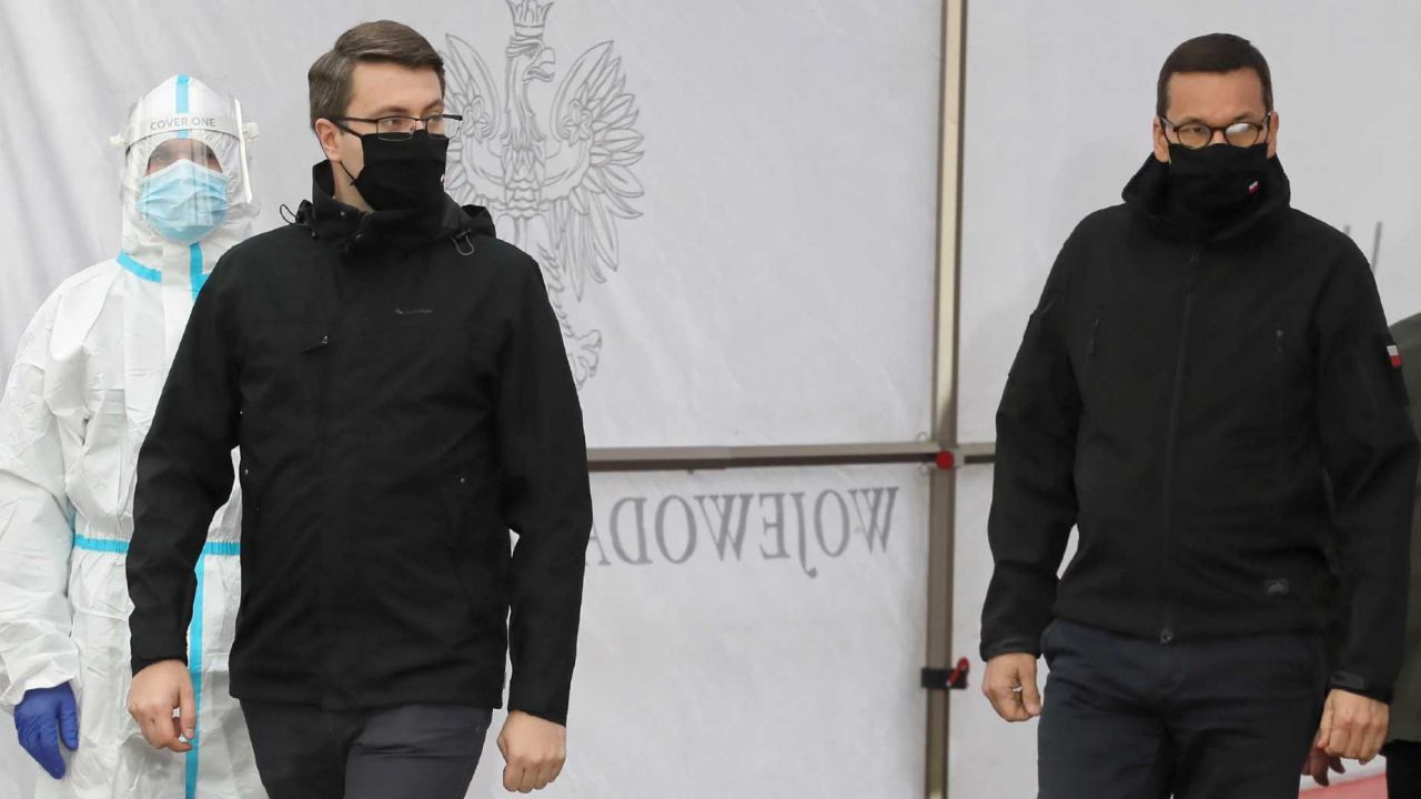 Rzecznik rządu Piotr Müller i premier Mateusz Morawiecki (fot. PAP/Paweł Supernak) Rzecznik rządu Piotr Müller i premier Mateusz Morawiecki (fot. PAP/Paweł Supernak)