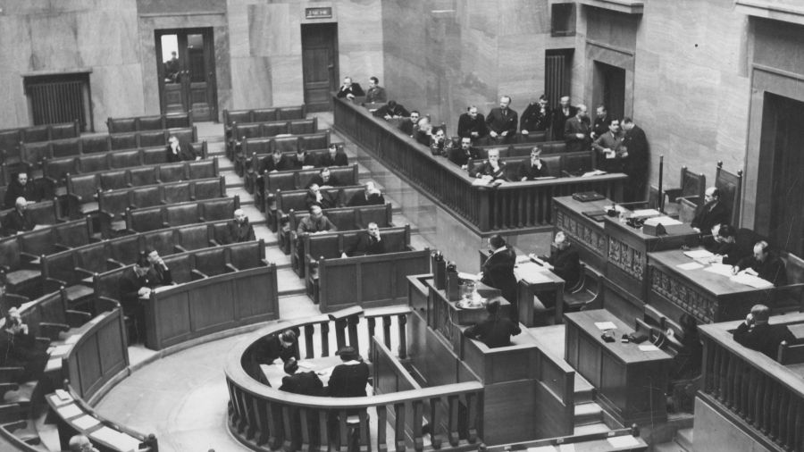 Posiedzenie Sejmu w 1937 roku w sprawie budżetu Ministerstwa Spraw Wewnętrznych. Przemawia posłanka Janina Prystorowa, działaczka PPS, a następnie  członkini Rady Obozu Zjednoczenia Narodowego Okręgu Wileńskiego. Podczas kadencji zasłynęła zgłoszeniem projektu ustawy zakazującej rytualnego żydowskiego uboju bydła. Uzasadniała go względami humanitarnymi. Fot. NAC/IKC, sygn. 1-A-914