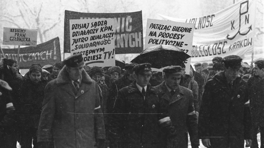Marsz Wolności i Praw Człowieka 29 listopada 1981, akcja krakowskiego KOWzaP-u (Komitet Obrony Więzionych za Przekonania). Demonstranci przeszli spod Wawelu na Rynek Główny, pod pomnikiem Adama Mickiewicza odbył się wiec. Fot. PAP/Jerzy Ochoński