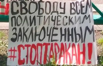 Плакат на мітынгу. (Фота: charter97.org)
