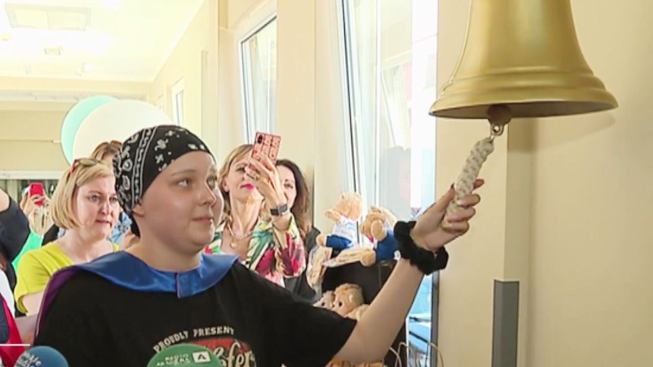 W Uniwersyteckim Szpitalu Klinicznym w Białymstoku zawisł „dzwon zwycięzcy” (fot.TVP Info) W Uniwersyteckim Szpitalu Klinicznym w Białymstoku zawisł „dzwon zwycięzcy” (fot.TVP Info)