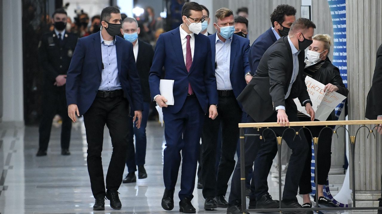 Iwona Hartwich z plakatem na sejmowym korytarzu (fot. PAP/Radek Pietruszka) Iwona Hartwich z plakatem na sejmowym korytarzu (fot. PAP/Radek Pietruszka)