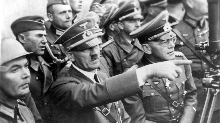 Adolf Hitler wśród żołnierzy podczas walk o Warszawę, wrzesień 1939 r. Fot. NAC/Rutkowski, Wydawnictwo Prasowe Kraków-Warszawa, sygnatura: 2-10