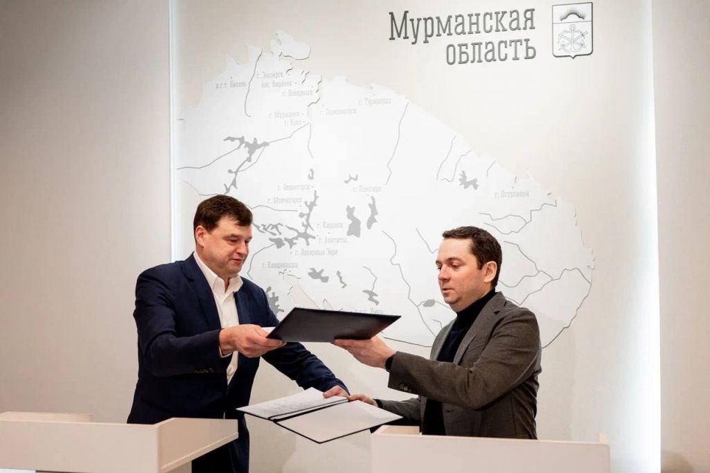 Гендырэктар ТАА «Марскі тэрмінал «Вароты Арктыкі» Андрэй Бунакоў і губернатар Мурманскай вобласці Андрэй Чыбіс. (Фота: pmo51 / Telegram)