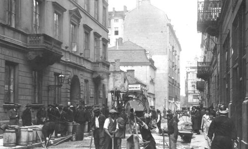 Robotnicy wylewający asfalt na ulicy Chmielnej w Warszawie. Czerwiec 1926. Fot. NAC/IKC, sygnatura: 1-G-7375